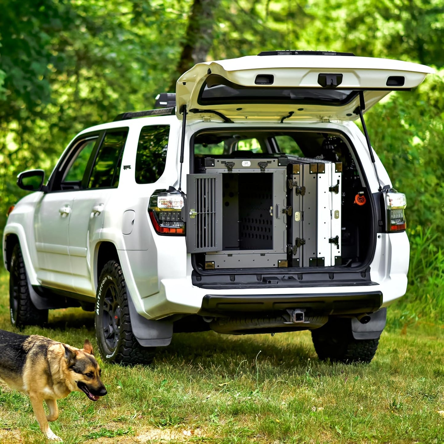 Heavy Duty Fully Collapsible Powder-Coated Aluminum Dog Crate - Medium (White)